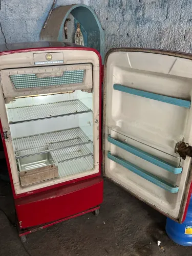 Geladeira antiga dos anos 50 em perfeito estado 