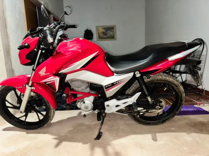 Vende-se Titan 160 2016, em dias no ponto de transferência!