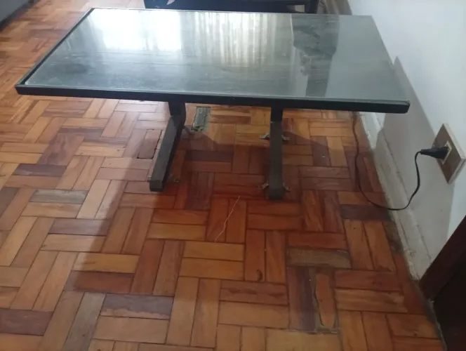 Mesa de madeira com tampo de vidro