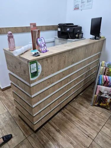 Balcão de Recepção em Madeira - Seminovo | 1,80m