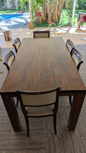 Mesa de jantar de madeira com 6 cadeiras