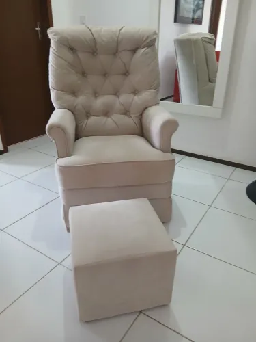 Cadeira de Amamentação + Puff