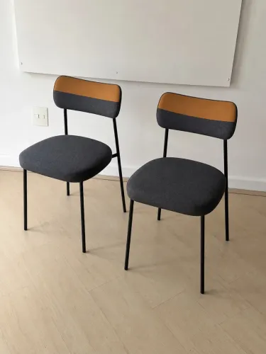 2 cadeiras em linho grafite com courino caramelo
