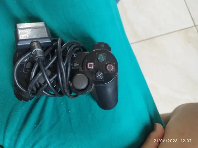 3 controles 1 de PS2 da Sony Que pega em Ps2 e 3,outro da Pckeep que pega em Ps1 2 e 3