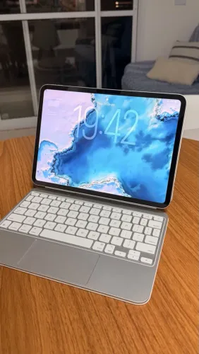 ipad Pro M4 11 pol 256gb WiFi Prata Impecável (Acompanha teclado e Fólio case originais)