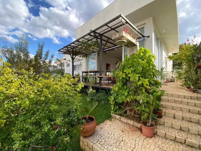 Maravilhosa casa com jardim e varanda gourmet diferenciada no Condomínio Jardins Gênova