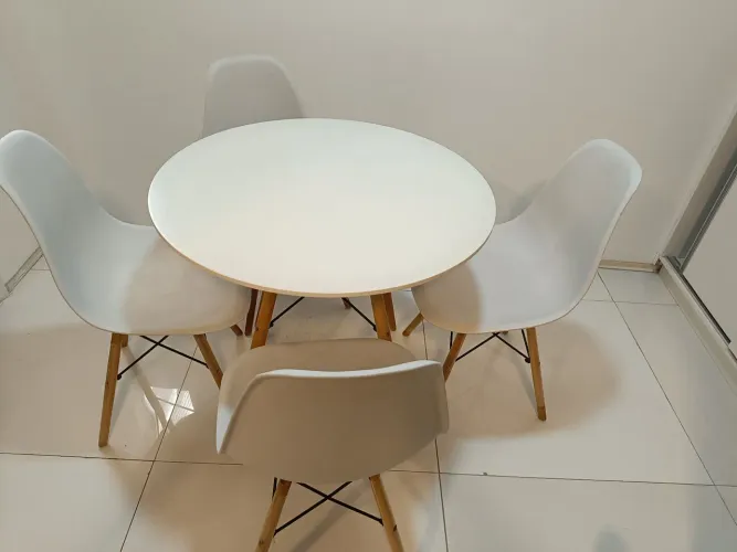 Mesa de jantar redonda c/ 4 cadeiras