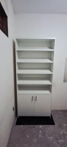 Um Armário demostrativo de sapatos e uma bancada de loja.