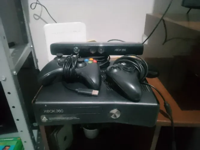 XBOX 360 + 200 JOGOS + 2 CONTROLES + KINECT