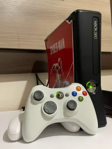 XBOX 360 RGH + HD 250 GB COM 30 JOGOS INSTALADOS - BANDEJA OFF
