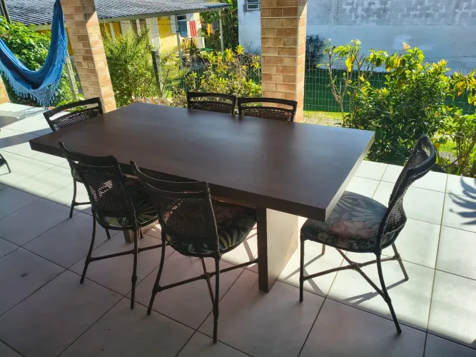 Mesa com jogo de cadeiras e um armário aparador