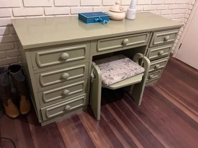 Vende-se 1 cômoda com banqueta e 2 criados-mudos