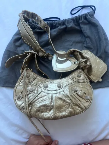 Bolsa Balenciaga Le Cagole Swarovski Dourada