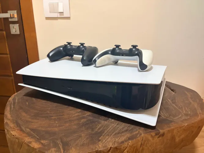 Vendo PS5 Mídia Digital (fat) com dois controles.