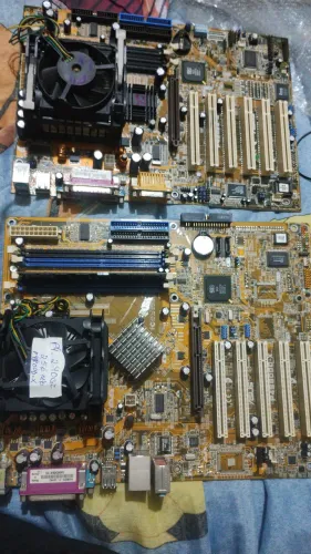 2 placas-mae retrô Pentium 4 ( uma com capacitor estufado)