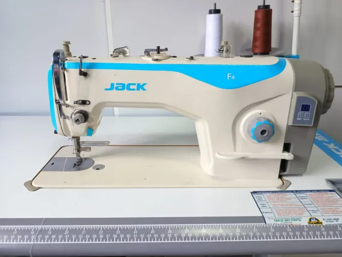Maquina de Costura Reta Industrial JACK F4