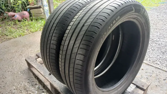 Vendo Vendo par de pneus 18 225/55 Michelin bem bons barbada ótimos pneus 200 o par