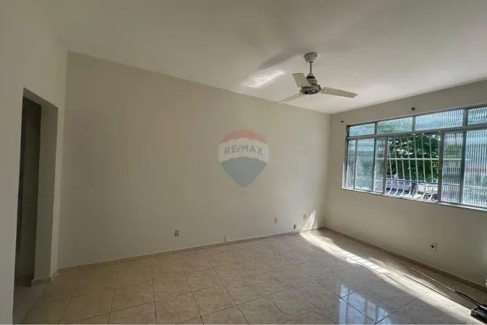 Apartamento segundo andar frente, com 2 quartos para aluguel em Bento Ribeiro!