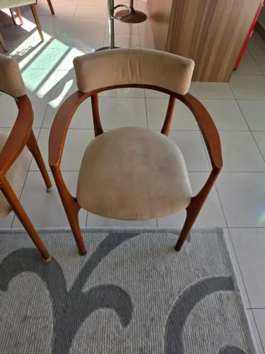 Cadeira com encosto para braço