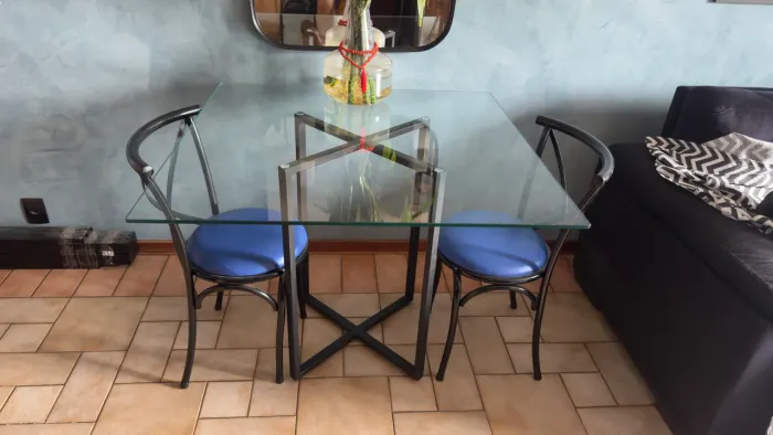 Mesa de vidro com base de ferro moderna