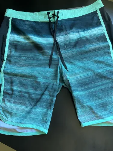 Bermuda Hurley masculina 42, com bolso embutido na lateral