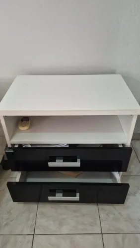 Mesa de cabeceira/ Criado-mudo acabamento bicolor 