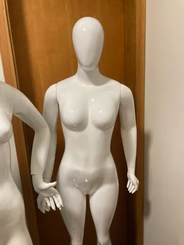 Manequim Feminino Fibra com base