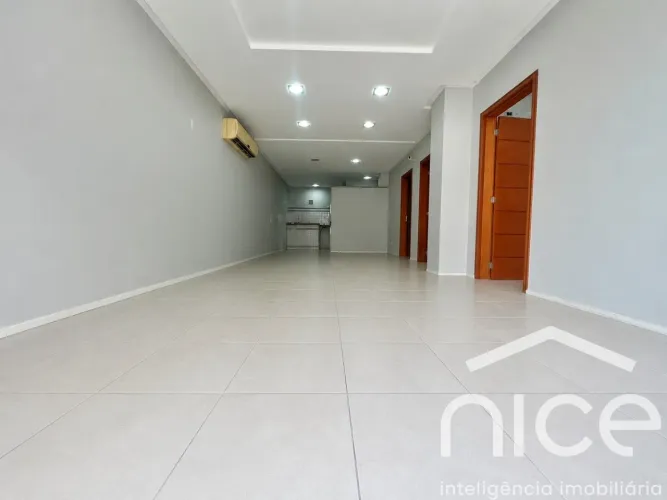 Sala comercial térrea para locação, 46 m², 2 vagas de garagem, bairro Centro, Itajaí-SC