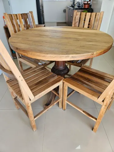 Mesa redonda com base pedestal estilo retro clássico com 4 cadeias em madeira maciça