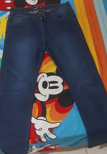 Vendo 2 calças e 1 bermuda jeans semi nova tamanho 14 infantil masculino.