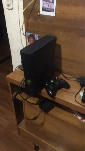 Xbox360 slim desbloqueado com 78 jogos no hd com 1 controle novo 