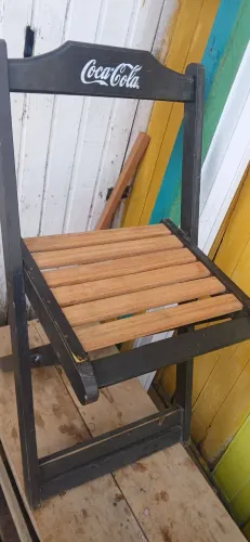 Vendo essa cadeira de madeira  dobravel 
