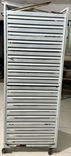 Armário esqueleto de pães e salgados