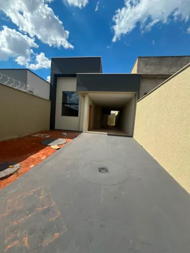 Vende-se casa com 3 quartos sendo 1 suíte, sala, cozinha, vaga para 3 carros e churrasquei