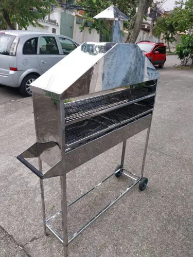 Churrasqueira para espetinho com chaminé, rodinha e puxador