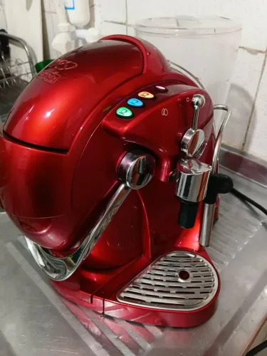 CAFETEIRA TRES CORACÕES GESTO.