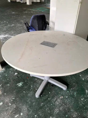 Mesa de Escritório Branca com Entrada para Tomada