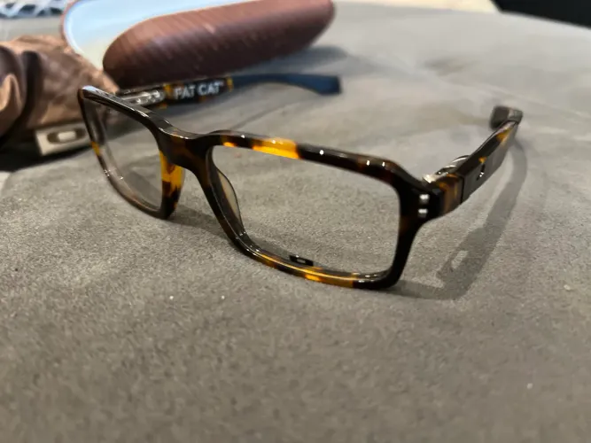 Armação para óculos de grau da marca Oakley modelo Fat Cat estilo Tartaruga - sem uso