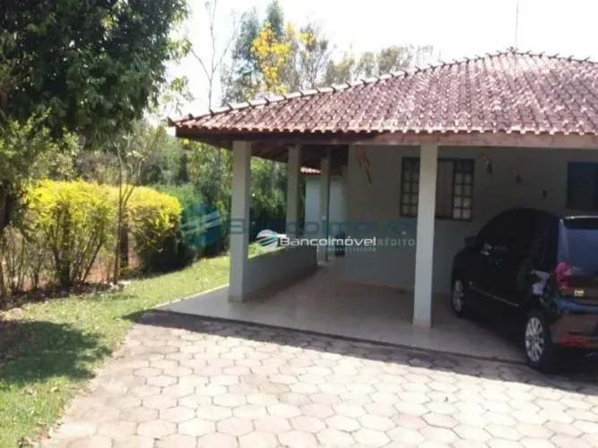 Linda chácara com 7.000 metros de muito verde, lago, pomar, rio no fundo. Casa com 02 dorm