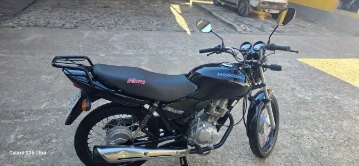 Moto em perfeito estado está bem conservada.
