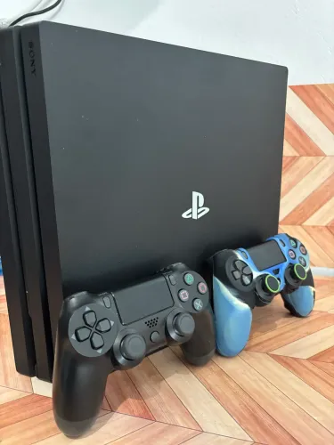Ps4 Pro 1T 2 jogos e 2 controles