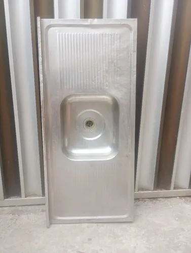 .pia em aço inox em bom estado, porém a parte que fica na parede está enferrujado 