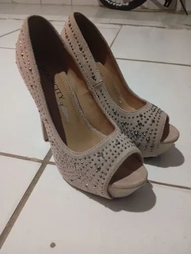 Vendo sandalia salto alto nude
