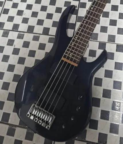 Baixo preto 5 cordas