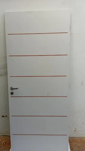 porta 210x 90 com fechadura là fonte e chave