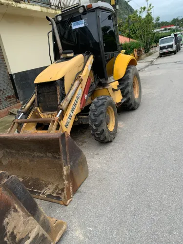 Retroescavadeira New holland B90B ano 2015 troco em caminhão