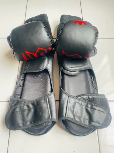 Estou vendendo um kit de luvas e caneleiras