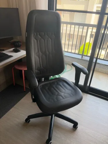 CADEIRA ESCRITÓRIO - Ergonômica, não suja