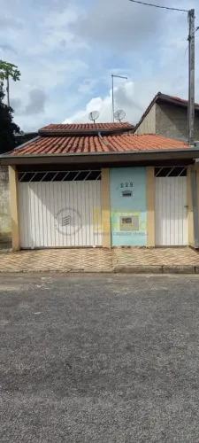 Casa 2 Quartos no Triângulo, Pindamonhangaba | Com Varanda e Quintal