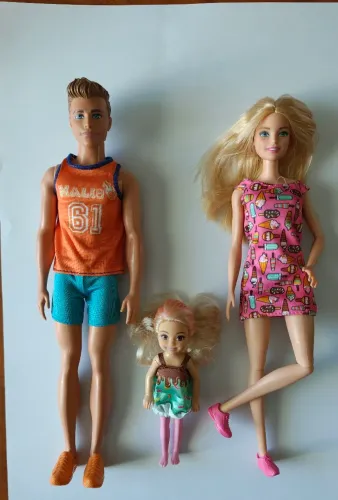 Barbie família: Ken, Barbie articulada e filhinha - todos originais